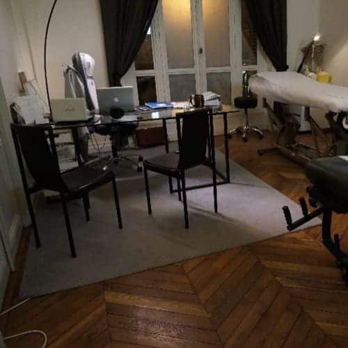 Florent Schoofs, ostéo à Paris 7,  vous reçoit dans son bureau.