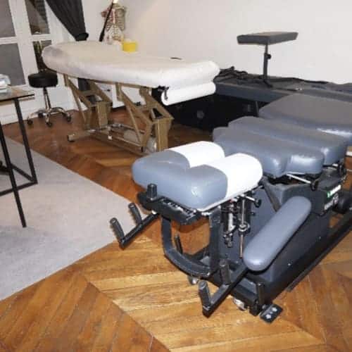 Planche d'examen de l'ostéopathe pour les manipulations et massages.